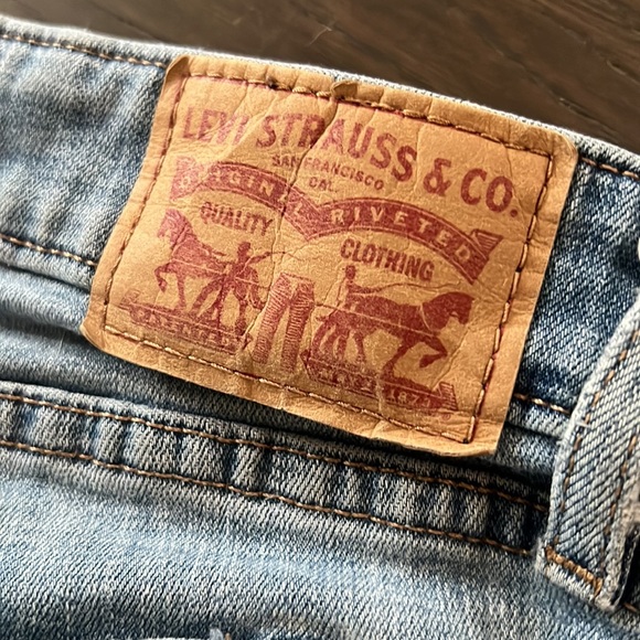 Levi’s woman’s skinny ripped jeans size 32 (711 skinny) - Picture 3 of 4